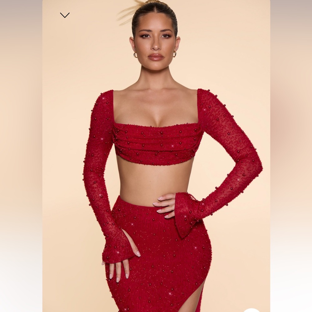La Desirade crop top features an underwired bust with a pearl embellished.